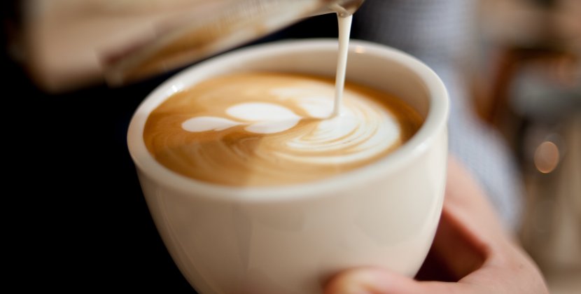 Hvordan laver man kaffe latte? - Guide
